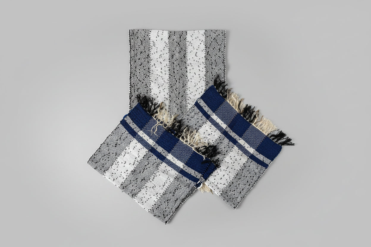 Kit 3 Tapetes Artesanais em Malha Branco e Azul