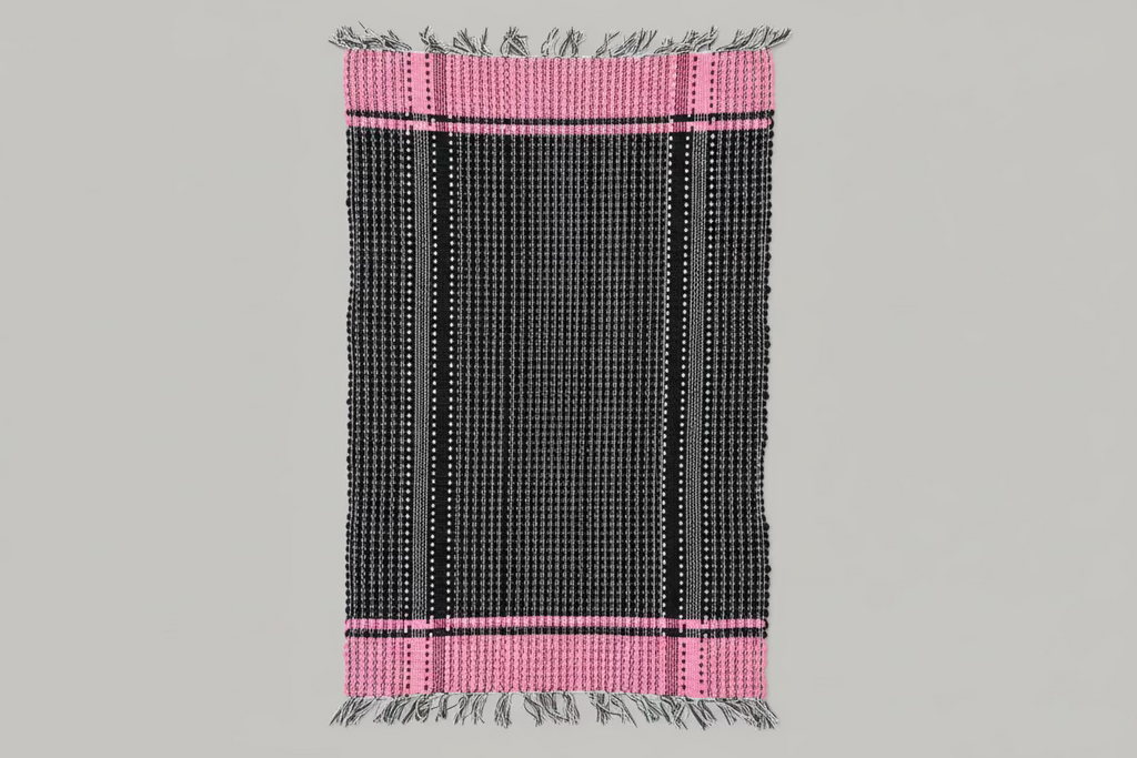 Tapete Artesanal em Malha Preto e Rosa